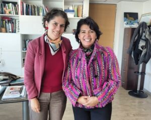Yasna Provoste Instagram - Hoy estuvimos en reunión con la ministra de Medioambiente @maisarojas. Necesitamos que las estaciones de monitoreo de la calidad del aire sean administradas por el Estado. 🔎 Las estaciones de monitoreo de la calidad del aire son vitales para la salud pública y el medio ambiente. Al ser administradas por el Estado, se asegura la imparcialidad, la transparencia y la uniformidad en la recopilación y divulgación de datos, garantizando así que se tomen medidas adecuadas para proteger la salud de la población y el entorno natural. Esperamos acoja nuestra solicitud!

Dato: Nos parecio genial que la ministra nos recibieran con unos aros de garra de león 🌸! Felicitamos a su creadora @povera_joyas👏🏽👏🏽