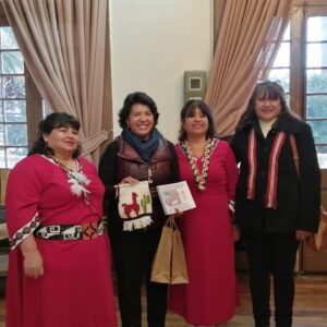 Yasna Provoste Instagram - ¡Qué día tan especial tuve ayer celebrando nuestros patrimonios en Atacama! 

Entre las actividades que no les alcancé a mostrar, están la concreción de la Firma de los Fondos Regionales de Inversión Local (FRIL) con la presentación de dos nuevos camiones para Freirina: Uno limpiafosa y otro multipropósito. Una gran noticia para mejorar la calidad de vida de las vecinas, vecinos y sus familias!! (Me invitaron a subirme en la última foto!😅)

Luego, al finalizar la jornada, tuve la oportunidad de visitar la Exposición de taller de textil diaguita en telares de la Provincia del Huasco. Ver el talento y el trabajo de nuestros artesanos manteniendo viva nuestra herencia cultural sencillamente me llenó el corazón ✨✨

El Día de los Patrimonios continúa! Les invito a que descubran las más de 100 actividades que ofrece nuestra región de Atacama para disfrutar de esa riqueza que nos caracteriza.
Www.diadelospatrimonios.cl