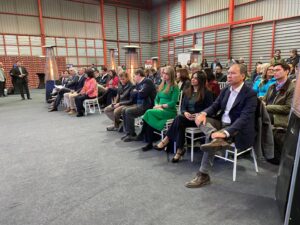 Yasna Provoste Instagram - Muy buenas noticias para la agricultura atacameña 🍇🍇
El #ProtocoloSystemsApproach ya empieza a ser realidad‼️
Gracias al acuerdo entre los Gobiernos de Chile 🇨🇱🇨🇱 y Estados Unidos 🇺🇸🇺🇸, y al trabajo  principalmente de nuestros productores pequeños y medianos, nuestra uva de  mesa podrá responder a los más exigentes estándares de calidad del mercado norteamericano, al eliminar la fumigación en el proceso de producción. 
Agradecemos la presencia en ceremonia de anuncio de este gran acontecimiento, del Ministro de Agricultura @estebanvalenzuelavt, de la Embajadora de USA en nuestro pais #BernadetteMeehan, de la Subsecretaria de Relaciones Económicas Internacionales de Cancillería @clausanhueza_ , y de los dirigentes de las principales organizaciones de productores agrícolas de Chile, quienes desde su rol, se la jugaron por sacar adelante el protocolo. 
Destacar muy especialmente el aporte de los Senadores de Atacama @yasnaprovostecampillay @senador.rafaelprohens, que jugaron un rol clave para destrabar las conversaciones a nivel de Cancillería, lo que posibililitó que se cerrara el acuerdo.
Como @goreatacama, junto con @corfoatacama, aportamos con los recursos para los trabajos de habilitación del sitio de inspección, en empresa @unifrutti_chile.
Un reconocimiento especial al trabajo y perseverancia de @apeco.cl, pilar fundamental para el logro de este gran objetivo.
Trabajando en alianza, potenciando la red de colaboración, seguimos avanzando 🤝🤲🙌
@minagricl @coreatacama @frutasdechilecl @fedefrutafg 
@alejandranarvarez