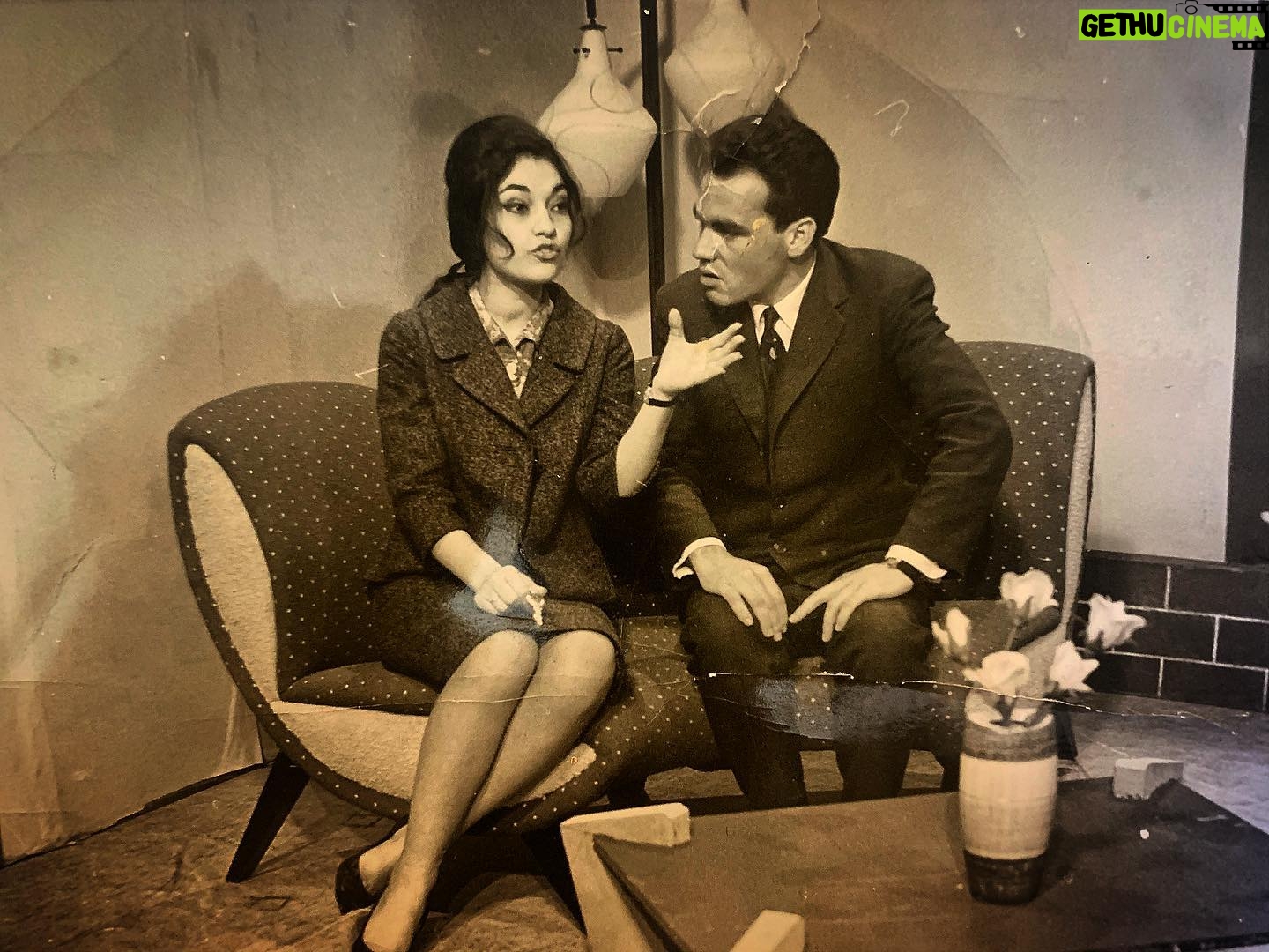 Yasser Al Azmah - 13.1K Likes - صورة تذكارية تجمعني مع تاج باتوك عام63 - 64 وقد كنا طلابا في الثانوية ، في تمثيلية تلفزيونية كنت قد قدمتها في إحدى حفلاتي المدرسية المقامة على مسرح القباني ، وشاهدها آنذاك المخرج منذر النفوري فأعجب بها ، وأخرجها للتلفزيون .وهي من إعدادي وتأليف الكاتب الكبير : توفيق
الحكيم ،بعنوان :بين يوم وليلة .
وتعدهذه التمثيلية من جملة اطلالاتنا التلفزيونية الأولى .
#ياسر_العظمة #تاج_باتوك #أرشيف_ياسر_العظمة