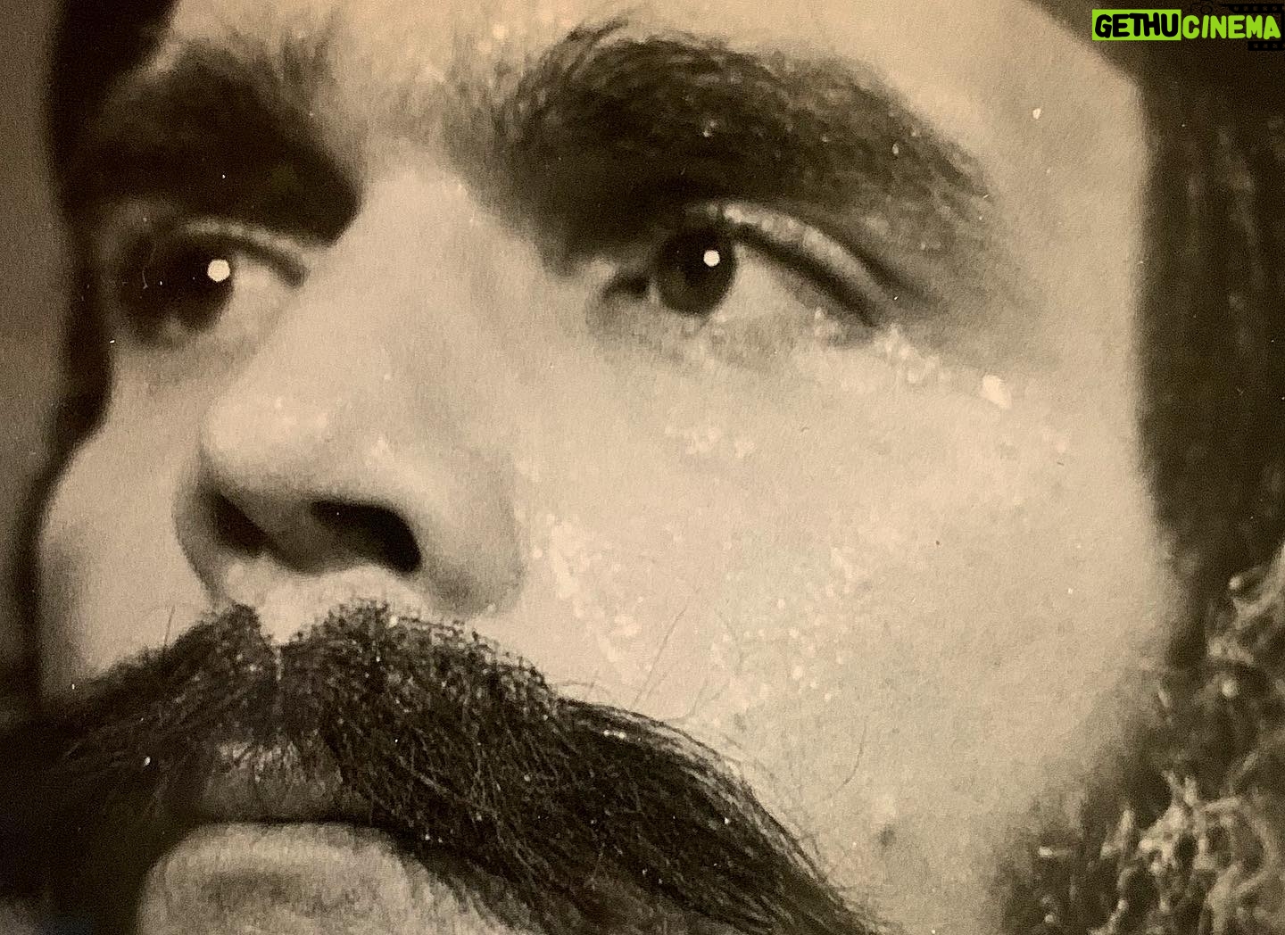 Yasser Al Azmah - 13.1K Likes - صور تذكارية من مسلسل الشاطر والمشطور عام 1973 من تأليفي وإخراج الفنان الصديق سليم صبري ولم تعرض منه إلا حلقة واحدة وفقدت باقي الحلقات خلال حرب 73
يبدو في الصورة الزملاء والزميلات بسام لطفي ، ثراء دبسي ، انطوانيت نجيب ، نبيل خزام في اول ظهور له ، عصام عبه جي ، رياض شحرور ، عبد الله النشواتي (أبو شاكر)
#ياسر_العظمة #الشاطر_والمشطور