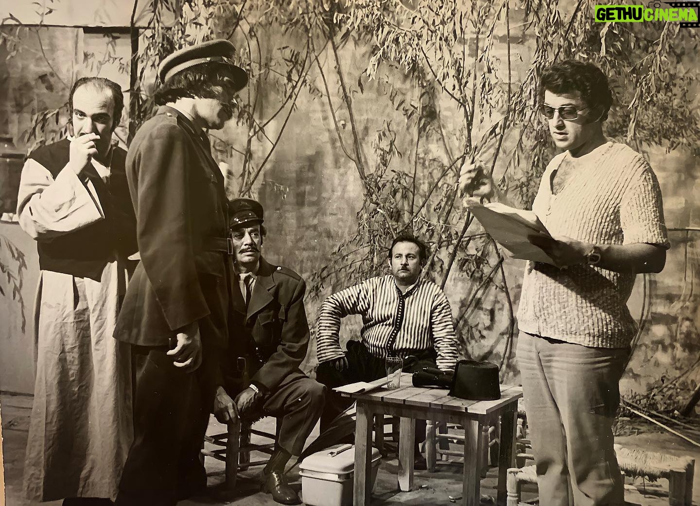 Yasser Al Azmah - 13.1K Likes - صور تذكارية من مسلسل الشاطر والمشطور عام 1973 من تأليفي وإخراج الفنان الصديق سليم صبري ولم تعرض منه إلا حلقة واحدة وفقدت باقي الحلقات خلال حرب 73
يبدو في الصورة الزملاء والزميلات بسام لطفي ، ثراء دبسي ، انطوانيت نجيب ، نبيل خزام في اول ظهور له ، عصام عبه جي ، رياض شحرور ، عبد الله النشواتي (أبو شاكر)
#ياسر_العظمة #الشاطر_والمشطور