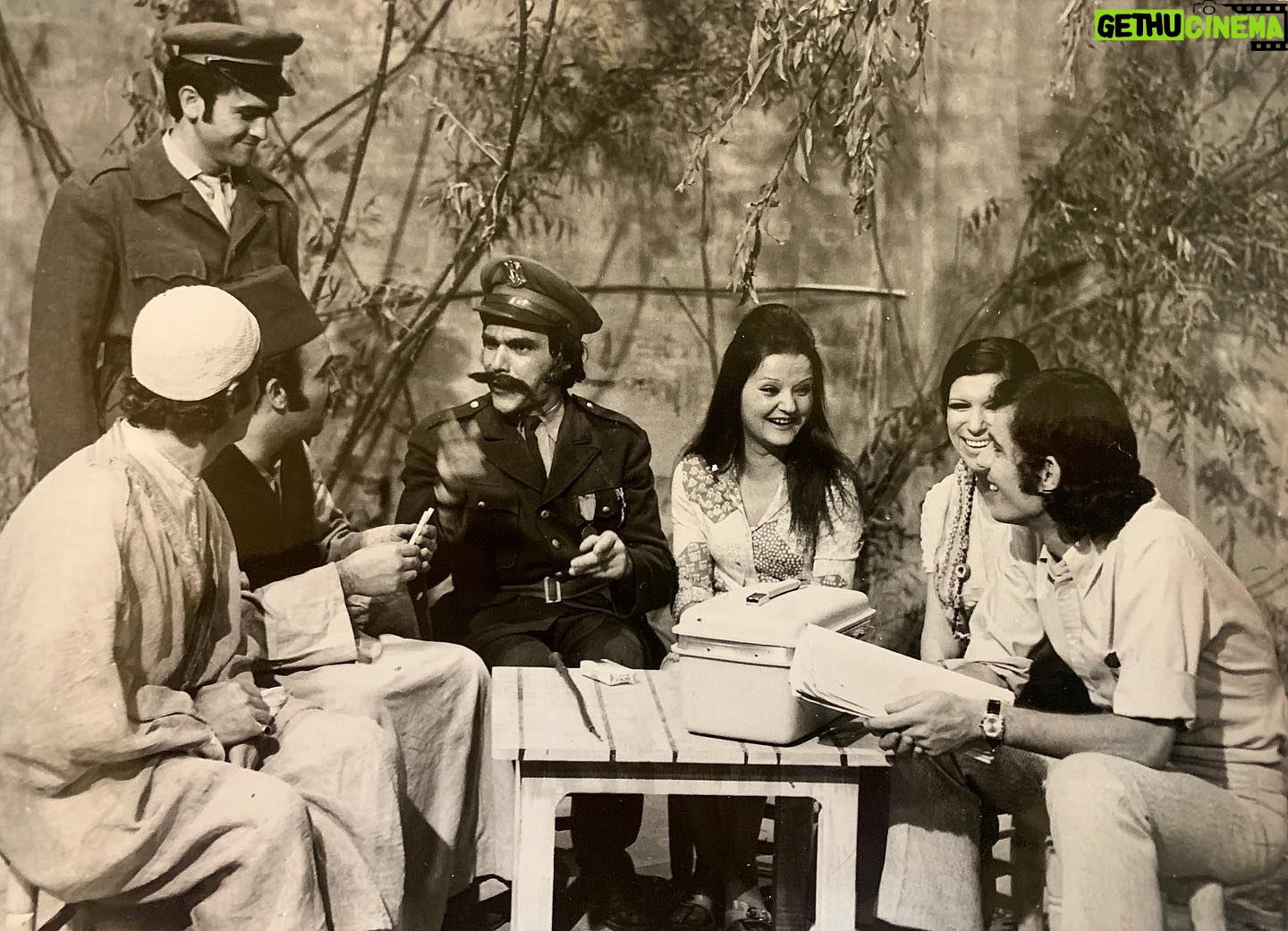 Yasser Al Azmah - 13.1K Likes - صور تذكارية من مسلسل الشاطر والمشطور عام 1973 من تأليفي وإخراج الفنان الصديق سليم صبري ولم تعرض منه إلا حلقة واحدة وفقدت باقي الحلقات خلال حرب 73
يبدو في الصورة الزملاء والزميلات بسام لطفي ، ثراء دبسي ، انطوانيت نجيب ، نبيل خزام في اول ظهور له ، عصام عبه جي ، رياض شحرور ، عبد الله النشواتي (أبو شاكر)
#ياسر_العظمة #الشاطر_والمشطور