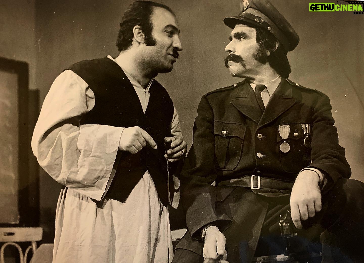 Yasser Al Azmah - 13.1K Likes - صور تذكارية من مسلسل الشاطر والمشطور عام 1973 من تأليفي وإخراج الفنان الصديق سليم صبري ولم تعرض منه إلا حلقة واحدة وفقدت باقي الحلقات خلال حرب 73
يبدو في الصورة الزملاء والزميلات بسام لطفي ، ثراء دبسي ، انطوانيت نجيب ، نبيل خزام في اول ظهور له ، عصام عبه جي ، رياض شحرور ، عبد الله النشواتي (أبو شاكر)
#ياسر_العظمة #الشاطر_والمشطور