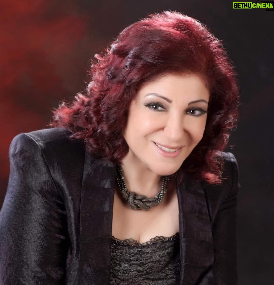 Yasser Al Azmah - 12.7K Likes - ثناء دبسي .. سيدة راقية .. رقيقة الشعور .. لطيفة المعشر ..حلوة الشمائل ..
أحبت الجميع ، وأحبها الجميع ، أمّاً ، وأختاً ، وصديقة ..
أعطت الفنّ كل حياتها ، وتألقت كنجمةٍ في سمائه ، وأعطت مثالاً حيّاً لزملائها في الصبر ، والمتابعة، والاجتهاد .
لم تشتكِ من أحد ، ولا اشتكى منها أحد ..
عاشت بسلام مع نفسها ومع الآخرين ..
أخلصت لفنها ولأسرتها ..
كانت نسمةً عليلة .. قطرة مطرٍ نقية ..
عملنا معاً ، وسافرنا معاً ، وانطلقنا معاً ، فما زادني ذلك إلّا احتراماً لها ، وإعجاباً بها ..
ثناء دبسي ..
رحمة الله عليك ، وألهمنا الصبر والسلوان على فراقك
