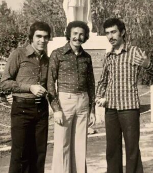 Yasser Al Azmah Instagram - غاب عن سماء الفن نجم آخر ، مترجلاً عن حصانه ، مخلّفاً وراءه الفن النظيف ، والصيت الحسن .
رحمة الله على روحك الطاهرة ياأسامة .
ايها الصديق الغالي .. يارفيق الدرب الطويل .. احزنني فراقك ، وأوجع قلبي ، ودفع الدموع الى عينيّ .
ليرحمك الله . وماالبقاء والخلود إلّا لوجهه الكريم