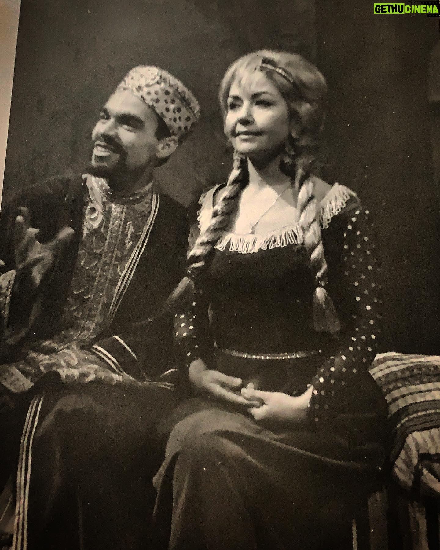 Yasser Al Azmah - 13.4K Likes - من الارشيف 🔴
صورة من تمثيلية تاريخية مع الفنانة الراحلة الجميلة هالة شوكت عام 66
#ياسر_العظمة #هالة_شوكت #ارشيف