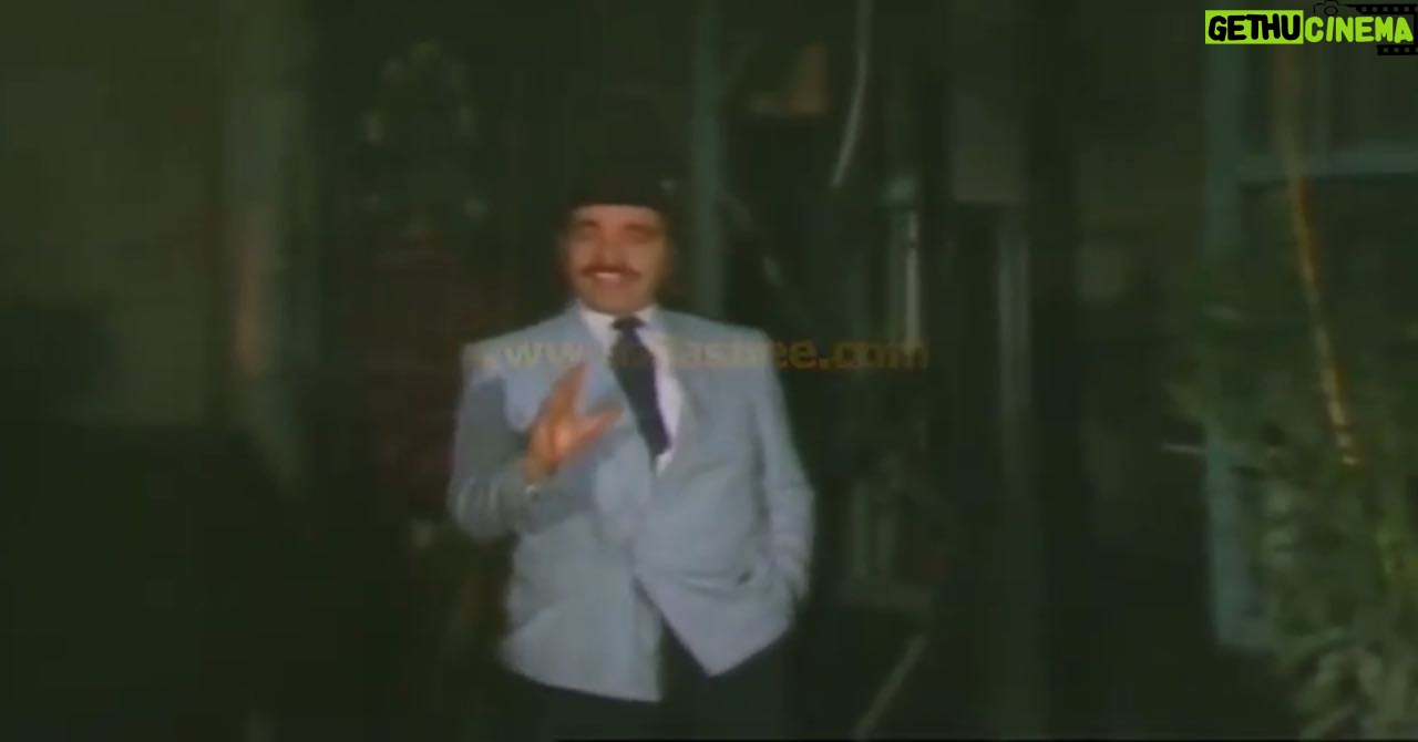 Yasser Al Azmah - 8.2K Likes - عزابي انا عزابي عايش عمري كتير مبسوط
عمري خمسين واكتر بس انا حر مالي مربوط
مابدي مرا تفاتشني وتملي علي شروط
رفقاتي يلي بسني عندن طرش وعر ولاد
وفي منن صارو جدود وفي منن عندن احفاد
وكرمال ولادو الواحد عايشلك متل الشحاد
عم بسهر وين مابدي مافي مين يقلي ليش
متأخر برجع بيتي يومياً متل الخفافيش
عم بصرف عملة وفنغر على كيفي انا بدي عيش
انا صدفة وقعت بضعفة ومافي مين يمرضني
على حالي مسكر بابي ومافي مسن بوانسني
ياريت في عندي زوجة وحواليي بنتي وابني
#ياسر_العظمة #اغاني_مرايا