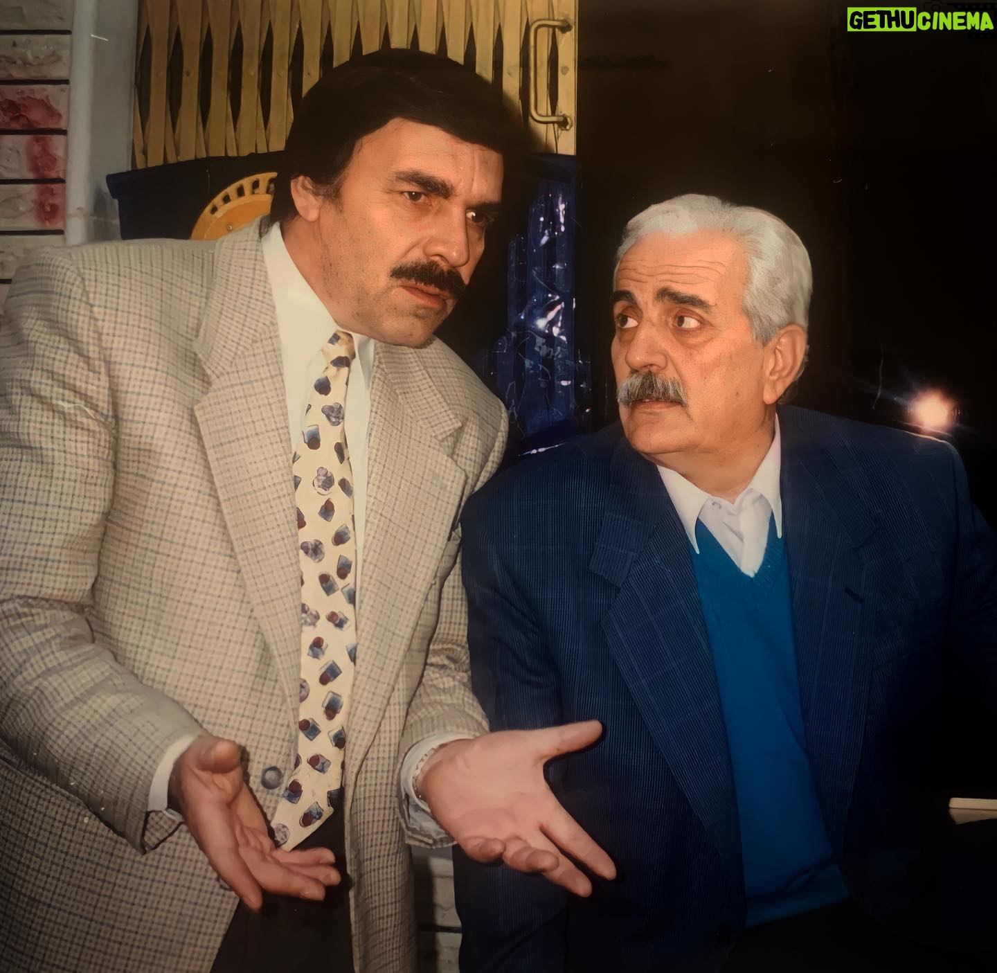 Yasser Al Azmah - 15.7K Likes - صورة مع الراحل الفنان سليم كلاس أثناء تصوير حلقة فلهوي مرايا 1996
#ياسر_العظمة #سليم_كلاس #مرايا #1996