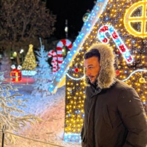 Yassine Ben Gamra Instagram - بابا نوال
Noël 🎅 !!! C est magique 🧙‍♀️ 
#merrychristmas 🌲 
#shotonoppo 
@oppo_tn