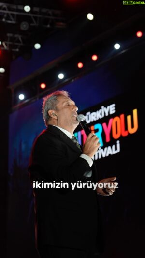Yavuz Bingöl Instagram - Peygamberler şehri Şanlıurfa’mızda 25 bin kişilik dev seyirciyle türküler söyledik. Şanşıurfa’lı tüm hemşehrilerime çok teşekkür ediyorum. 🌹

@turkiye_kulturyolu @sanliurfakulturyolu 
#yavuzbingöl #konser #şanlıurfa