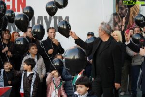 Yavuz Bingöl Instagram - “Hanzala bugün vuruldu ama hiç ölmedi!!! #hanzala 

Gazze İçin “Ben De Oradayım” gecesi öncesinde, Akm önünde Gazze’de ölen çocuklar için gökyüzüne binlerce balon uçuruldu. 

Sanatçıların, Türk ve Filistinli çocukların katılımıyla gerçekleşen buluşma CNN Türk ekranlarından, Emrah Çakmak’ın sunumuyla tüm Türkiye’ye canlı yayınlandı.. 

Balonlarda Filistin’li çizer Naci el Ali’nin, dünya çapında üne kavuşan Hanzala karakteri bulunuyordu. Karikatürist Ali, insanlığın Filistin’de yaşananlara sessiz kalmasından ötürü küskünlüğünün ifadesi olarak Hanzala’yı sürekli sırtı dönük halde resmetti. Hanzala’nın yüzü, Filistin özgür olduğunda görülecek… 

@cnnturk @yavuzbingolofficial @emrahcakmaktr