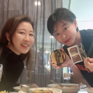 Ye Ji-won Instagram - 이탈리아 통번역가 동생이 선물한 이탈리아 장인이 만든 컵받침 grazie @gemmadidio