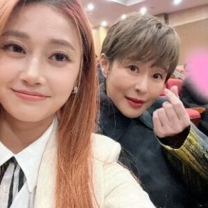 Ye Ji-won Instagram - 함께 받아서 행복 몇배입니다^^