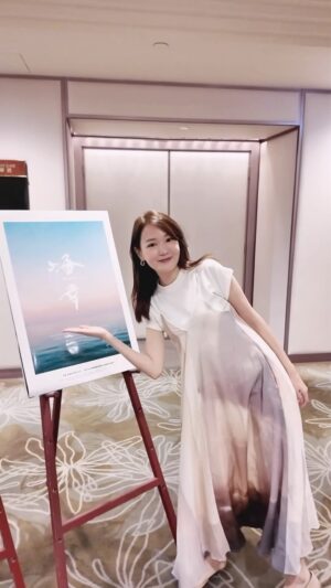 Yeh Ching Han Instagram - 嘿嘿！隨著台日之間的友好合作越來越密切，日本青森縣「海幸」水產品商談會來到台灣啦～
這次活動特別適合台灣的日式餐廳和海鮮業者參加，提供更多交流的機會！

到了現場每攤都有日本翻譯，廠商都很用心的介紹，並且提供試吃，桌上有紙本文案，甚至還有中文字特別貼心！！感受到滿滿的日本文化，有種幸福感，以為自己來到了日本呢～

商談會的目的是要加強台日商業合作，讓台灣的餐飲業者經銷商和中盤商們有更多的選擇哦！現場不只有試吃活動，還有不同的合作方案，幫助大家一起發掘青森縣水產品的商機，不能錯過！！

青森縣擁有的環海環境優越，不僅有日本海，還有太平洋的豐富海產資源，再加上嚴格的漁業管理，全年都能提供新鮮又高級的海產品。目前還剩下台中場，快準備好你的味蕾，一起來享受這場海鮮盛宴吧！！

【台中場次】 
日期：2024年6月27日 
時間：14:00 - 17:00 
地點：台中金典酒店

#日本青森縣#青森 #青森蘋果 #青森海鮮
#seafoodfeast #japan #sushi #sashimi
#foodiegram #freshcatch

@wondertimes_tw