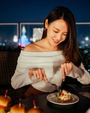 Yeh Ching Han Instagram - 詢問度超高的美景餐廳分享來啦～

這次去的地方是在信義微風45樓的老店Morton Chicago莫爾頓牛排餐廳下午的Happy Hour歡樂時光！

進入餐廳看着挑高落地窗外的景緻加上用餐環境的優雅，這種氛圍讓人覺得浪漫又幸福～

難得好天氣所以選擇坐外面，來點不一樣的享受。拿到menu直接點好點滿松露起司炸薯條、迷你蟹餅三明治、迷你菲力牛排三明治、迷你招牌漢堡、厚切洋蔥圈～酒的話是Aperol Spritz, sunflower martini, Pam Beacher🍷

餐廳六日都有歌手來現場演唱，肯定要選最佳的位置來享受美好的夜晚，正對101看著夕陽餘暉到華燈初上，逐漸展現出燦爛的夜景，讓人情不自禁的不停拍攝映入眼簾的美景～

吃著美食邊聽歌手 @jujuling.storyworld 和  @redpig_chu 的演唱，音韻柔美流暢、聲線悅耳動人，直接陷入在整體烘托的幸福氛圍之下，如果是想來告白肯定會成功的吧？（誤）但現場除了約會之外也有溫馨的家庭聚會，美景加美食是個老少咸宜的餐廳～改天也想帶爸媽一起來用餐放鬆🍴

想預約的朋友資訊如下：

莫爾頓牛排館Morton’s The Steakhouse
地址：台北市信義區忠孝東路五段68號45樓 (地圖)
電話：02- 27237000
營業時間：11:30~22:00
Happy  Hour ：17:00~20:00不能訂位
註：六日才有演唱～提早入場可以人少少的先拍攝哦！

#莫爾頓牛排 #地球的聲音 #景觀餐廳