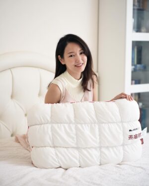 Yeh Ching Han Instagram - 對於每天化妝只要十分鐘搞定的我來說，從小到大不解為何媽媽出門前總得花三小時打扮，幫我造型要二小時？

近期看了舊照片才恍然明白，我們一起展現出各種不同風格的甜美、時尚、街頭和俏皮，這是媽媽是對美的執著，也是年輕時珍貴的回憶寫照。

於是，決定給她一份特別的禮物：枕頭！
這個睡眠島的枕頭不一般，裡頭藏著像魔法一樣的燕窩生物活性蛋白EGF因子，就像是溫暖的光芒融入她的臉龐，讓她肌膚散發出光彩，美夢連連。

華夫格的觸感柔軟，讓媽媽的夢境更加溫馨美好，上層軟綿細緻，下層支撐力，每晚睡得更舒適。加大尺寸，能在夢中盡情翻滾，享受無盡寧靜與美好。

謝謝妳無怨無悔的付出，現在換我來照顧妳。母親節快樂，媽媽。

折扣碼：
chinghan （折扣$200）
Pinkoi購買連結:
https://www.pinkoi.com/product/rQCiZQc5

#母親節快樂 #媽媽的禮物 #燕窩枕 #玻尿酸枕 #睡眠島  #枕頭 #過分愛美愛美不過分 #餵肌膚吃燕窩 #台灣品牌 #Dreamisland #Pinkoi @ilovepinkoi @dreamislandtaiwan