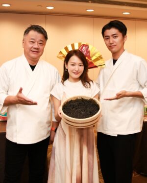 Yeh Ching Han Instagram - 嘿嘿！隨著台日之間的友好合作越來越密切，日本青森縣「海幸」水產品商談會來到台灣啦～這次活動特別適合台灣的日式餐廳和海鮮業者參加，提供更多交流的機會！

到了現場每攤都有日本翻譯，廠商都很用心的介紹，並且提供試吃，桌上有紙本文案，甚至還有中文字特別貼心！！感受到滿滿的日本文化，有種幸福感，以為自己來到了日本呢～

商談會的目的是要加強台日商業合作，讓台灣的餐飲業者經銷商和中盤商們有更多的選擇哦！現場不只有試吃活動，還有不同的合作方案，幫助大家一起發掘青森縣水產品的商機，不能錯過！！

青森縣擁有的環海環境優越，不僅有日本海，還有太平洋的豐富海產資源，再加上嚴格的漁業管理，全年都能提供新鮮又高級的海產品。

目前還剩下台中場，快準備好你的味蕾，一起來享受這場海鮮盛宴吧！！

【台中場次】 
日期：2024年6月27日 
時間：14:00 - 17:00 
地點：台中金典酒店

@wondertimes_tw 
#日本青森縣#青森 #青森蘋果 #青森海鮮
#seafoodfeast #japan #sushi #sashimi
#foodiegram #freshcatch

📷 @tone_han