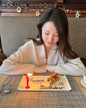Yeh Ching Han Instagram - 這次生日過的溫馨快樂，結果只有僅存的照片能發出來，當下太開心都不想用手機。謝謝愛人們的祝福及陪伴，真的很幸福，心存感激。

一個人的旅行久了，除了享受以外，也有很多感觸，那就化作祝福一一送給你們：願我們能維持良善的循環，學會同理；願我們與所愛之人能常相廝守，永不分離；願我們能盡一己之力，無私的付出及分享；願我們能忠於本心，過自己想要的日子；願我們能健健康康，百毒不侵。

最後想說，這世界唯一不變的地方就是會變，所以我的IG在2024年會轉變型態，也請大家多多支持，讓我可以繼續胡搞下去，謝謝🤍