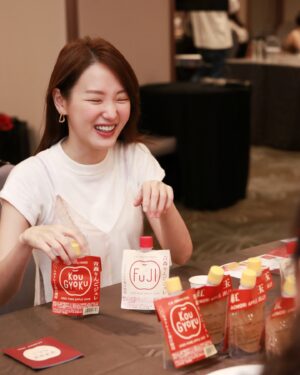 Yeh Ching Han Instagram - 嘿嘿！隨著台日之間的友好合作越來越密切，日本青森縣「海幸」水產品商談會來到台灣啦～這次活動特別適合台灣的日式餐廳和海鮮業者參加，提供更多交流的機會！

到了現場每攤都有日本翻譯，廠商都很用心的介紹，並且提供試吃，桌上有紙本文案，甚至還有中文字特別貼心！！感受到滿滿的日本文化，有種幸福感，以為自己來到了日本呢～

商談會的目的是要加強台日商業合作，讓台灣的餐飲業者經銷商和中盤商們有更多的選擇哦！現場不只有試吃活動，還有不同的合作方案，幫助大家一起發掘青森縣水產品的商機，不能錯過！！

青森縣擁有的環海環境優越，不僅有日本海，還有太平洋的豐富海產資源，再加上嚴格的漁業管理，全年都能提供新鮮又高級的海產品。

目前還剩下台中場，快準備好你的味蕾，一起來享受這場海鮮盛宴吧！！

【台中場次】 
日期：2024年6月27日 
時間：14:00 - 17:00 
地點：台中金典酒店

@wondertimes_tw 
#日本青森縣#青森 #青森蘋果 #青森海鮮
#seafoodfeast #japan #sushi #sashimi
#foodiegram #freshcatch

📷 @tone_han