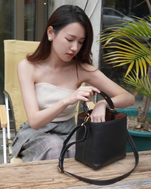Yeh Ching Han Instagram - 媽媽以前很喜歡曬太陽，每當陽光穿透樹蔭，映照在她的珍珠耳環上時，臉上總是瀰漫著溫暖的微笑。這對耳環象徵著她的愛和力量。小時候她對我說：「太陽照耀的地方，必有溫暖。」

珍珠耳環和 @fossil 的水桶包，是時光隧道的兩端，在懷舊與現代間穿梭。耳環上的珍珠閃閃發亮，像是捕捉住了歲月的情感與時光印記，帶著家的溫暖和深厚的情感。

而春夏Jessie 水桶包則是時尚與復古風情的完美交融，猶如一幅時光畫卷，藏著豐富的記憶。打開包口，彷彿踏上一段時光之旅，回到往昔的家，感受家的溫馨和愛的氛圍。想起家人溫柔的笑容和慈愛的擁抱，讓心靈得到撫慰，時光在指尖間靜靜流轉，永遠珍藏在心底。

Fossil台灣官網：
https://www.fossil.com.tw

@dfapactw @fossil 

 #MadeForThis #FossilTW #FossilCollective #台灣總代理青霆亞太精青霆亞太 #DragonFlyTW