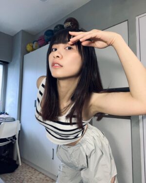 Yen-Ju Chen Instagram - 前陣子看到 @ifu.ig 有這件超好看的褲子
小工裝感又有現在很流行的蝴蝶結而且很少見（好燒）
就手刀跟漂亮的老闆娘說要下單的連結
結果竟然大缺貨！
漂亮老闆娘說等貨到跟我說～

過沒多久 我家警衛通知我有包裹
下樓一看 啊啊啊啊啊啊啊
又收到愛的小驚喜了
還包色！超級開心！迫不及待換上♪( ´▽｀)

謝謝 @ifu.ig 的漂亮老闆娘～

#深色淺色都好好看的餒
