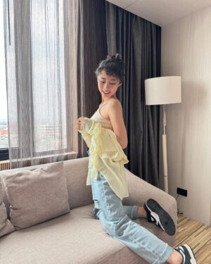 Yen-Ju Chen Instagram - 還沒辦法能當上VIP 
於是燙了貴賓捲毛🐩
-

下身的男友褲是劇組裡的
顯瘦又修飾梨子身材
恰好到腳踝的率性長度
舒適和美觀都達成了！
拍拍完就被我訂購回家了！超級喜歡！
（腦波弱少女）

• MAKEUP @lihui_makeup 
• HAIRSTYLES @lenaning17 
• WEAR @__sf2002