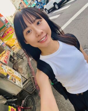 Yen-Ju Chen Instagram - 到外地拍拍 搭高鐵回程前塞了一個剪頭髮行程
結果很滿意💇
賺到啦～～開薰🤩