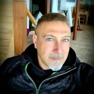 Yener Gürsoy Instagram - Hep utancın kar kışında kaldık
Alkışlara kandık
Öyle yorgun öyle beter sabahlara kalktık
Bir hayalim gözlerinde saklı
Ne giden var ne beklenen yarınlardan artık!!! #maviadam #demontehayatlar #bunasilceliski #holdyourbreath #vesonra