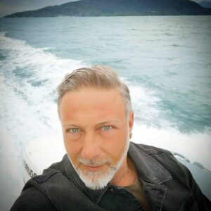 Yener Gürsoy Instagram - Kopamıyorsan, atamıyorsan
Üstünü çizemiyorsan, Karala!!! #maviadam #demontehayatlar #bunasilceliski #holdyourbreath #vesonra