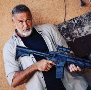 Yener Gürsoy Instagram - Kızdırmayın adamı🔫🏴‍☠️🎭🎬🎥 #maviadam #demontehayatlar #bunasilceliski #holdyourbreath #vesonra #çakal #yenergürsoy
