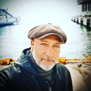 Yener Gürsoy Instagram - Mavi miydi yoksa kırmızımıydı sessizliğinde bildi bilemedi yanıldı kaldı karanlıkta. #vesonra
#maviadam #demontehayatlar #bunasilceliski #holdyourbreath