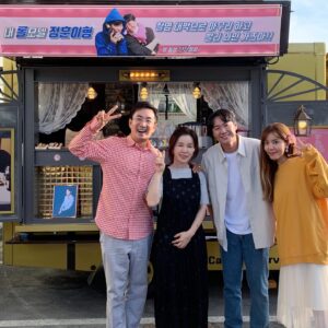 Yeon Jeong-hun Instagram - 마지막 세트날 커피차 선물해주신 우리 딘딘이와 김지은 작가님 너무 감사합니다~~❤️❤️
#거짓말의거짓말  #1박2일 #딘딘