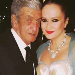 Yeşim Gül Akşar Instagram - 20 aralik....Bugün o gülleri gönderemedim sana.....🌹 doğum gününü"" BABİSKOM iyi ki doğdun 🌹iyi ki benim BABAMSİN🌹 seninle gurur duyuyorum🌹..."" diye arayamadım seni ..... Evet seninle gurur duyuyorum 🌹iyi ki ben böyle bir babanın evladı oldum🌹  ilklerim de hep sen vardın , adımlarımi atarken hep öğreten , cesaretlendiren, destekleyen, hep sen oldun ,ağlayacağım bir omuz, sarılacağım bir kucakdin sen BABAM, pes etmemeyi öğreten,  insan olmanın önemini sen öğrettin bana,, sana minnettarım🌹🌹🌹 her kötülüğe ,her kötü insana karşı, iyiliğinden vazgeçme o kalbini güzel tut dediğin laf hep aklımda,,, hayatın tüm güzelliklerini öğreten adam🌹 benim canım BABAM... kollarından daha güvenli ,huzurlu ,yüreğinden daha sıcak bir ülke yok,, sen benim beynimdeki 🌹dilimdeki 🌹en güzel kelimesin...Guçlü Bir Çınar gibiydin.. ne zaman arkamı yaslasam, dünyayı ben fethedicekmis gibi sanırdım.. çünkü bana ömrüm boyunca ,hep güç verdin...her geçen gün seni daha çok özlüyorum ve seni çok seviyorum benim tek aşkım 🌹🌹🌹tek sevdam.... doğum günün kutlu olsun......🌹