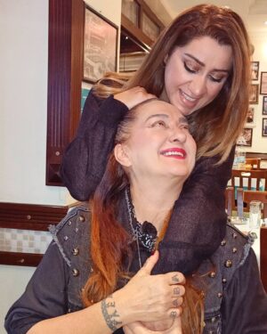 Yeşim Gül Akşar Instagram - @melekozturkofficial Yanımda,  yamacında, iyi günümde, kötü gunumde , , camımın altında,😂😂 her an yanımda 🙏seni çok seviyorum adı gibi melek 👼iykim..hibeş kraliçesi olmazsa olmaz,,❤️👼🙏