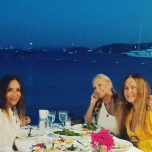 Yeşim Gül Akşar Instagram - @ozlemakinozu @arzuaren ♥️♥️ can dostlar