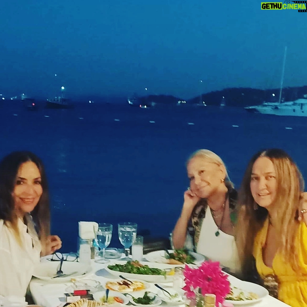 Yeşim Gül Akşar - 681 Likes - @ozlemakinozu @arzuaren ♥️♥️ can dostlar