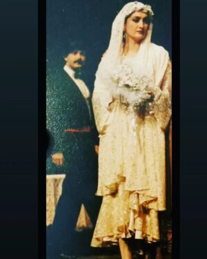 Yeşim Gül Akşar Instagram - @devlettiyatrolari @hakancimenser Lorcanin kanli dugun oyunundan sahneden bir fotom gelsin..oynamak istedigim en guzel rollerden biriydi  gelin karakteri..ah ne guzel bir oyundu..27mart dunya tiyatrolar gunu..sanatini askla yapan tum sanatci dostlarimin gunu kutlu olsun..alkisimiz bol salonlarimiz dolu perdelerimiz hep acik olsun..💃