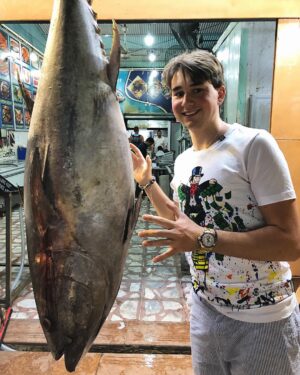 Yevgeniy Malyarchuk Instagram - Кто любит суши - подходим 😂🍣🐟 #рыба #тунец #путешествие #суши #опрос #fish #sushi #tuna #travel #culture