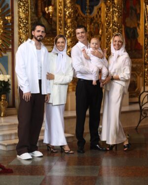 Yevhen Taller Instagram - Таїнство Хрещення нашого Луки ❤️
Я тепер офіційно не тільки хрещений батько, але і кум 😎