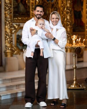 Yevhen Taller Instagram - Таїнство Хрещення нашого Луки ❤️
Я тепер офіційно не тільки хрещений батько, але і кум 😎