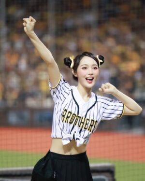 Yi-Chi Hung Instagram - 各位～～～
四連勝🐘🐘💛💛💛💛💛💛
辛苦大家了！！！
保持下去！明天繼續加油😍😍😍

📷：丁董、瑋聰

#中信兄弟 #四連勝 #passionsisters #台北大巨蛋