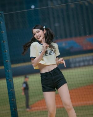 Yi-Chi Hung Instagram - 恭喜贏球～～～～～⚾️🐘💛
拿下這場勝利😍

其實每次在應援台上應援的時候，只要能聽到大家的回應我就會很開心🥰
所以下次不要吝嗇開口跟我一起為場上的球員們應援好嗎🤙🏻

謝謝昨天前天到主場、在線上支持中信兄弟的你們💛
我們一起繼續努力！！

📷：偷拿丹尼爾毛巾的佑樺、也要保持速度的麥坤紘愷、米米、66、Mao、脆上海巡到的照片

#中信兄弟 #cpbl #passionsisters #洲際棒球場 #職棒35