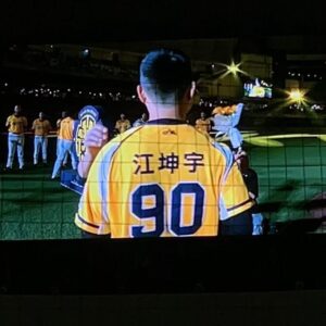Yi-Chi Hung Instagram - 背號17的怡琪大巨蛋🥚終於登場！！
謝謝兩天來現場支持和電視機前的球迷🫶🏻🐘🐘
今天終於贏了嗷嗚嗚嗚！！
好快樂啊啊啊啊啊啊啊啊啊啊！！！
（還有人竟然拿著我的口頭禪的板板來😍😍）

還有很多要學習的，球季剛開始，陪我們繼續走下去
開啟新的篇章吧🫶🏻💛

好久沒看到大家🤩
下禮拜繼續洲際見囉🥳

-

同時也謝謝官大元的付出，辛苦了！！！🫶🏻💛
能堅持自己喜歡的事情這麼久，真的毅力非常堅定
我相信退休不是件容易的事情，但是大家絕對不會忘記的🫶🏻

📷：威爺、楊少、紘愷
嗷嗚板板：同樣17的yi-chi chen 🤪

#大巨蛋 #中信兄弟 #passionsisters #棒球 #中華職棒 #官大元