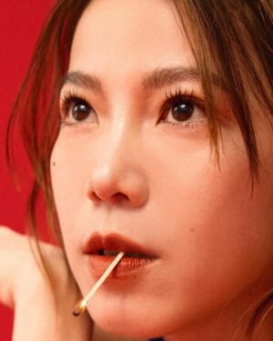 Yi-Chiao Liao Instagram - #展望未來
再過幾天就是新的一年
大家是不是開始準備許願了呢？

我感冒了
我只希望一覺醒來
身體健康
不然後面三天的聚會和派對就都不能去了

平安健康最重要

晚安

最近發的攝影棚照片是今年六月中拍攝
謝謝這些魔法師😊🙏❤️
📷 @www980657 
💄 @junyilai_ 
💇 @shu_yi_liao 
👗 @9y0a_3l2i9n