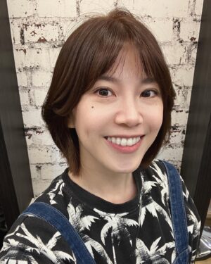 Yi-Chiao Liao Instagram - #美麗小夥伴
我們的頭髮怎麼那麼滑順啊（撥髮一千遍）
這是我第一次體驗蒸汽護髮
好放鬆😌好開心😁
感謝 @finlita Lita 的巧手
謝謝 @fin_hair Andy 大師掌鏡

歡樂的一天
人美心情美

和可愛的郁婕 @kimberleyjudy 
美麗約會持續中

#我的美麗日記