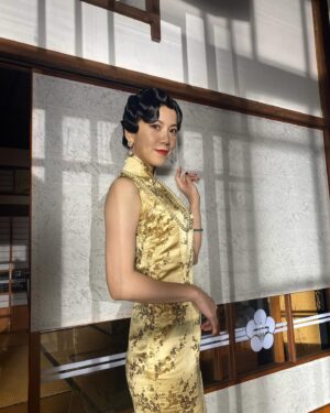 Yi-Chiao Liao Instagram - #轉換
發現這批照片放在草稿夾好一陣子，
在影集 #商魂 裡的角色，飾演謝水深旁邊的女人 ，#秋月，
出現在第一集大約有四分鐘的戲份。

已經忘了當初發文時想要說什麼，
現在早已進入另一個角色。

生活也是不斷地前進，轉換。

對於世界有感，無論現在還是過去，
還有未來，
都是由人書寫的，

我們能夠選擇的、做好的，當下這一刻，
都有可能在未來的某一天驚豔眾人吧。

至少，在當下，是無愧的，努力，前進。

最大的利己是從利他出發的。

最後還是宣傳一下這部戲，商魂
在中華電信MOD還有 Hami Video 可以收看全劇👍
@tradewar2024