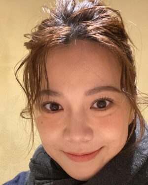 Yi-Chiao Liao Instagram - 這是我的Monday blue😊
好開心的工作天
好喜歡今天的妝髮還有拍攝
抓得住我
讓我能好好拍照
感謝所有的一切
感恩☺️🙏

#星期一藍