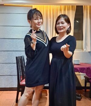 Yi Ling Wang Instagram - 歡樂的殺青酒🥂
我的老師
首部曲-燈塔水母的秘密

#方岑
#周曉涵
#寇家瑞
#段鈞豪
#張心妍
#林樹橋
#林書婷
#蘇彩翎
#jessie