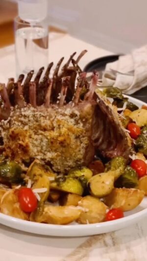 Yi Liu Instagram - Happy holidays!!! Cooked for 5 hours for 11 people #Merry Christmas 🎄🎁 photos thanks to @tomato422 #christmas #christmasdecor #christmasdinner #kaiju #2022